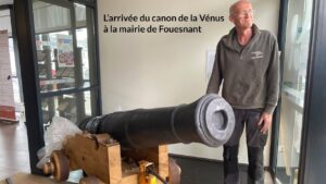 Arrivée du canon de la Vénus à la mairie de Fouesnant